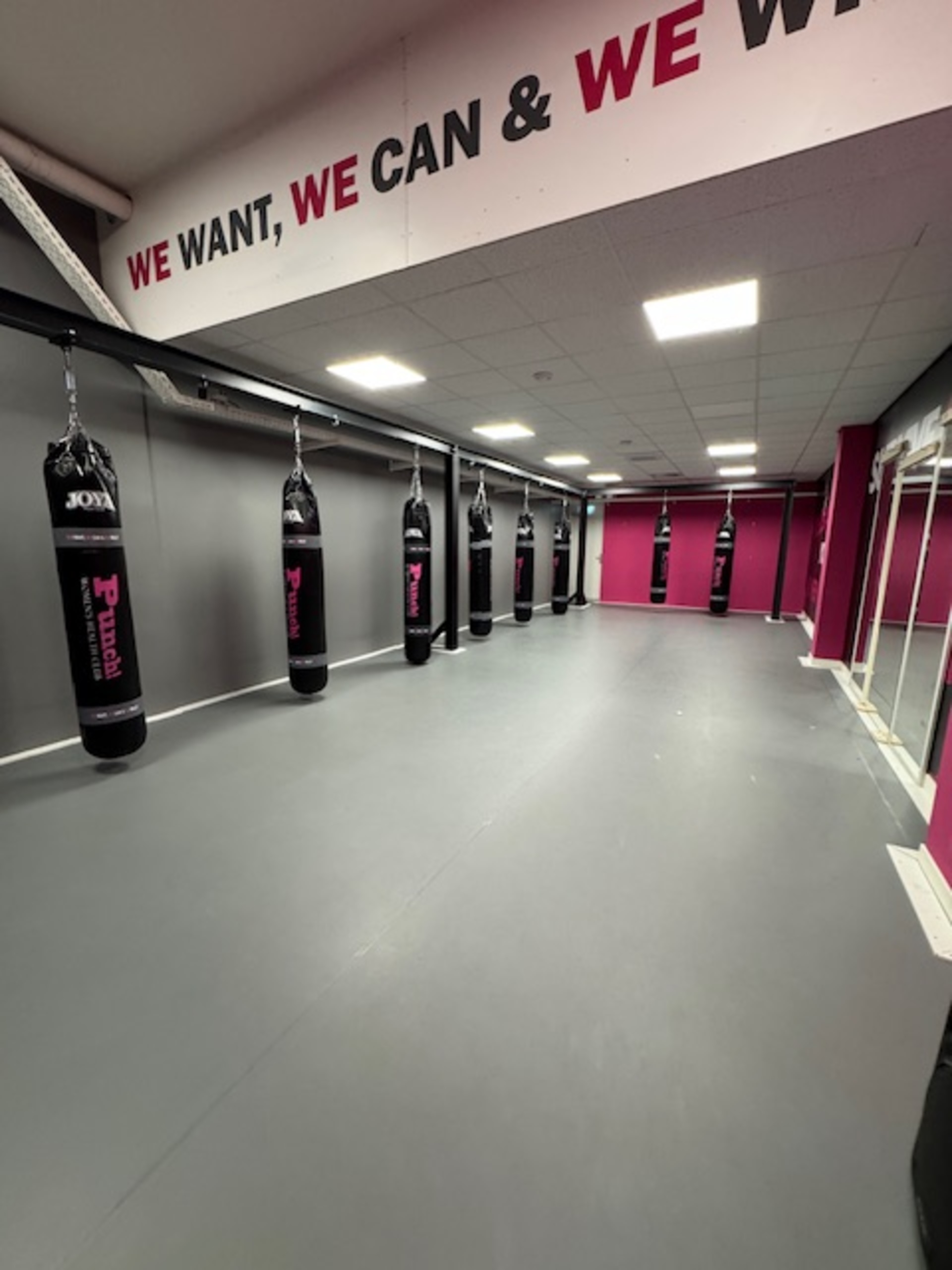 Bokszak ophangsysteem, zwart, in hoekopstelling